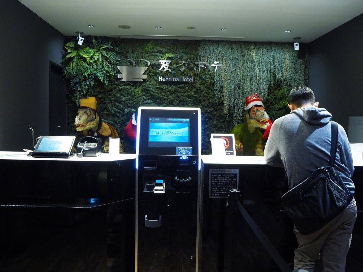 変なホテル舞浜　東京ベイは受付も恐竜ロボット